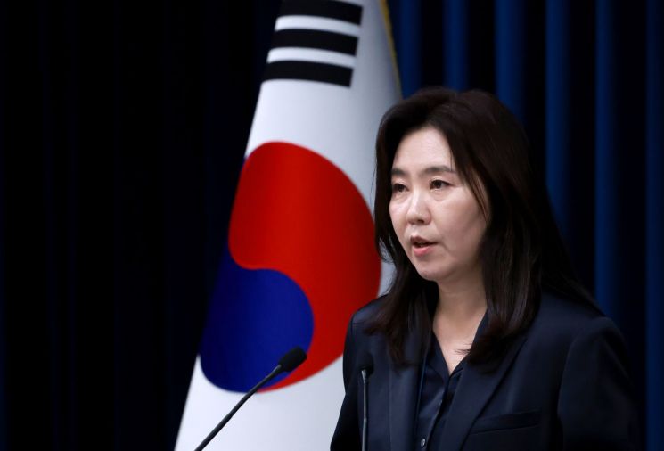 "Nonstop Calls from 5 a.m., Already on My Third Large Notebook"...Kang Yujeong Develops Alopecia Not Even Experienced During Childbirth