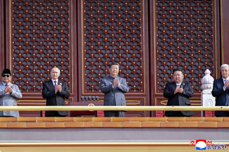 김정은 북한 국무위원장이 3일 베이징에서 진행된 중국 전승절 80주년 기념행사에서 중국 시진핑 주석과 손을 맞잡고 있다. 조선중앙통신, 연합뉴스