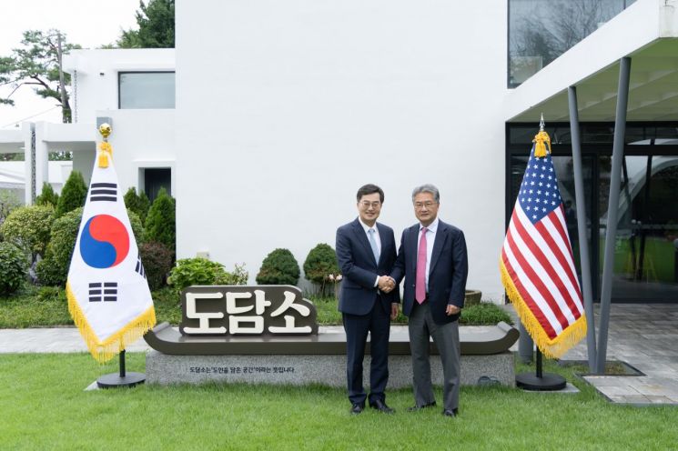 김동연 경기도지사(왼쪽)가 4일 조셉 윤 주한미국대사대리와 반갑게 악수하고 있다. 경기도 제공