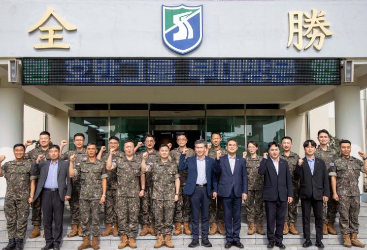 호반그룹 관계자가 51사단 장병들과 기념촬영을 하고 있다. 호반그룹 제공.