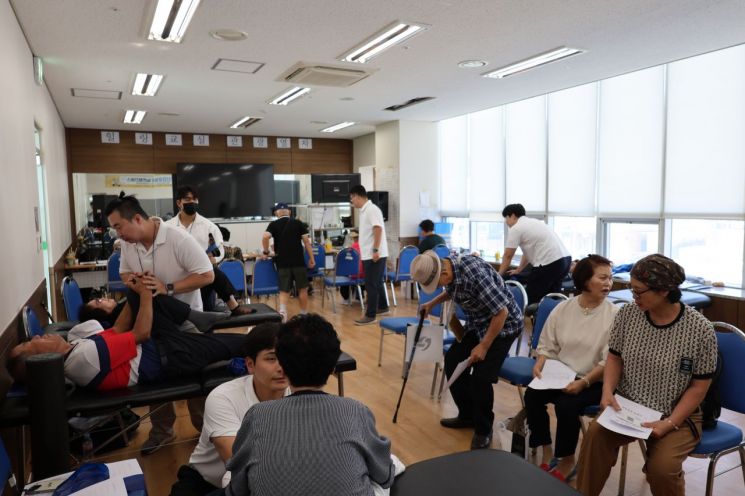 김포시가 북부권 의료복지 사각지대 타파를 위해 최초로 선보인 '농촌 왕진버스'가 큰 호응 속 마무리됐다. 사진은 시민들이 왕진버스를 이용하고 있는 모습. 김포시 제공