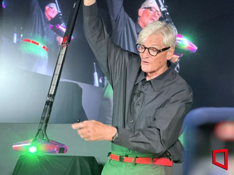 "모방? 우린 혁신한다"…다이슨 창업자, 베를린 깜짝 등장 [IFA 2025]