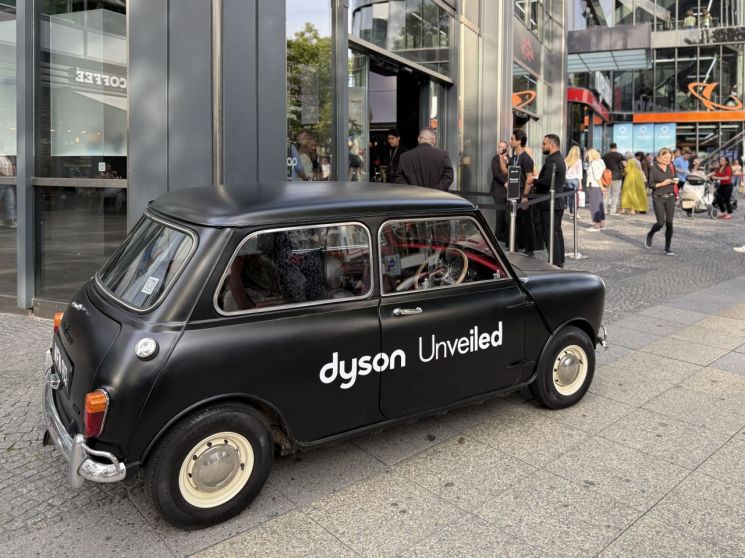 "모방? 우린 혁신한다"…다이슨 창업자, 베를린 깜짝 등장 [IFA 2025]