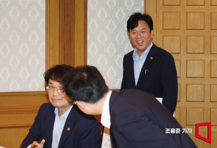 [Photo] Minister Kim Younghoon Attends Ministerial Meeting on Labor Safety