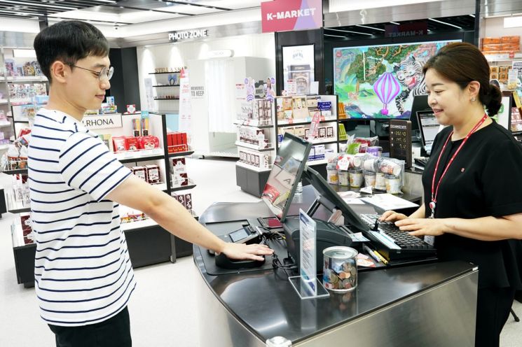 “Palm Authentication for Purchases”… Lotte Duty Free Introduces Industry’s First Vein-Based Payment Service