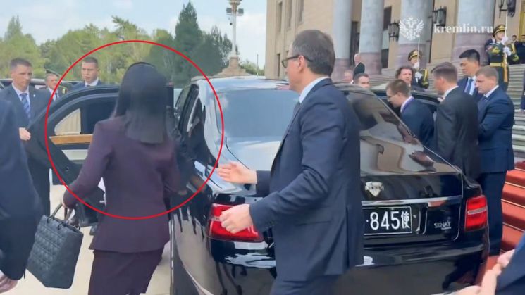 푸틴과 포옹 때 포착된 김정은 시계…가격이 무려