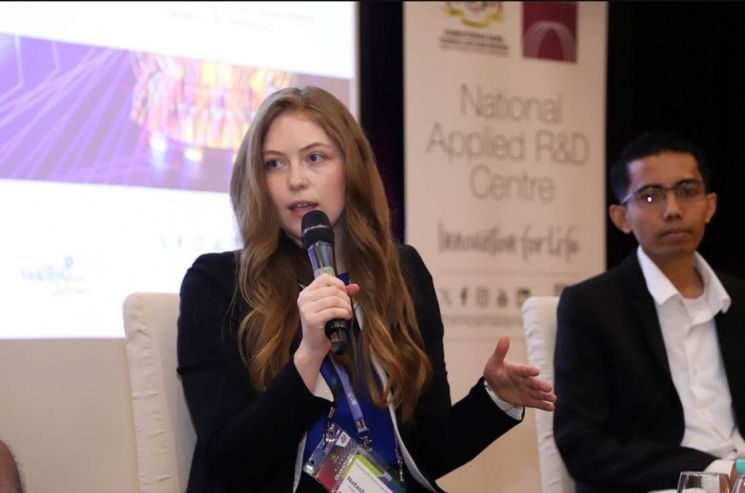 나타샤 코박스 SDT 사업전략담당이 지난 2월 말레이시아 미모스(MIMOS)가 주최한 퀀텀 데이(Quantum Day) 행사에서 발표를 하고 있다. SDT