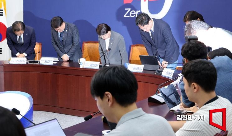 김선민 당대표 권한대행을 비롯한 조국혁신당 의원들이 5일 국회에서 열린 현안 관련 기자간담회에서 당내 성비위 사건과 관련해 고개숙여 사과하고 있다. 2025.9.5 김현민 기자