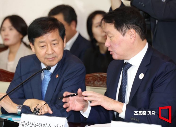 [포토] 구윤철 부총리와 대화하는 최태원 회장