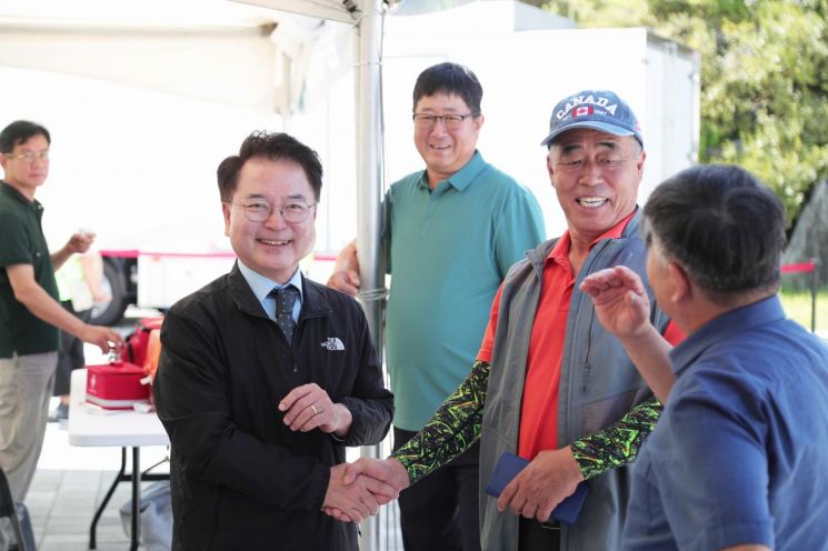 육동한 춘천시장이 한국후계농업경영인 강원특별자치도대회 참석해 참석자들과 대화를 나누고 있다. 춘천시 제공