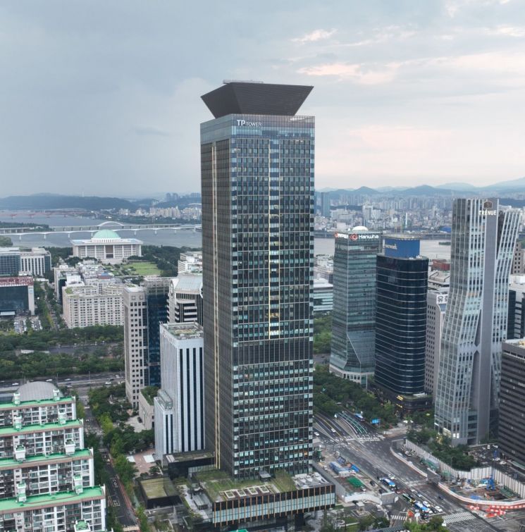 여의도가 서울 오피스에서 차별화된 공실률과 상승세를 이어가고 있다. 사진은 새로운 랜드마크 중 하나인 TP타워. 사학연금.