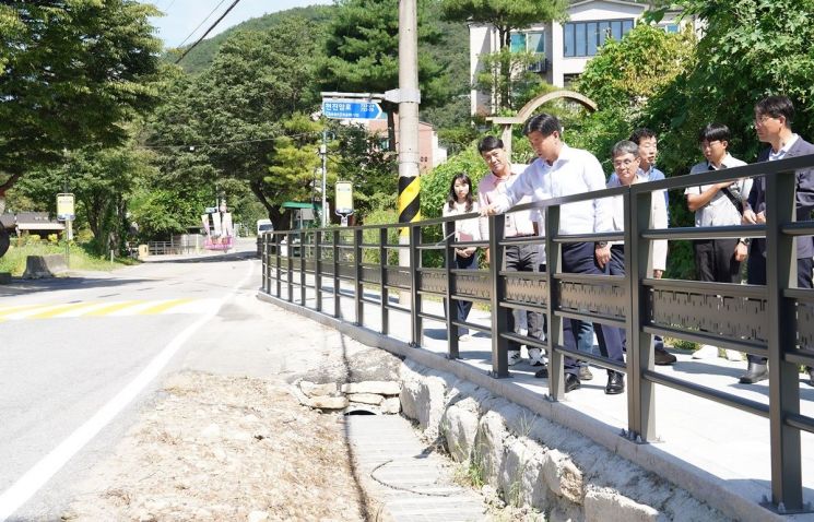 빙세환 광주시장이 퇴촌면 관음리 일대의 시도5호선 보도설치사업(1공구) 현장을 살펴보고 있다. 경기 광주시 제공