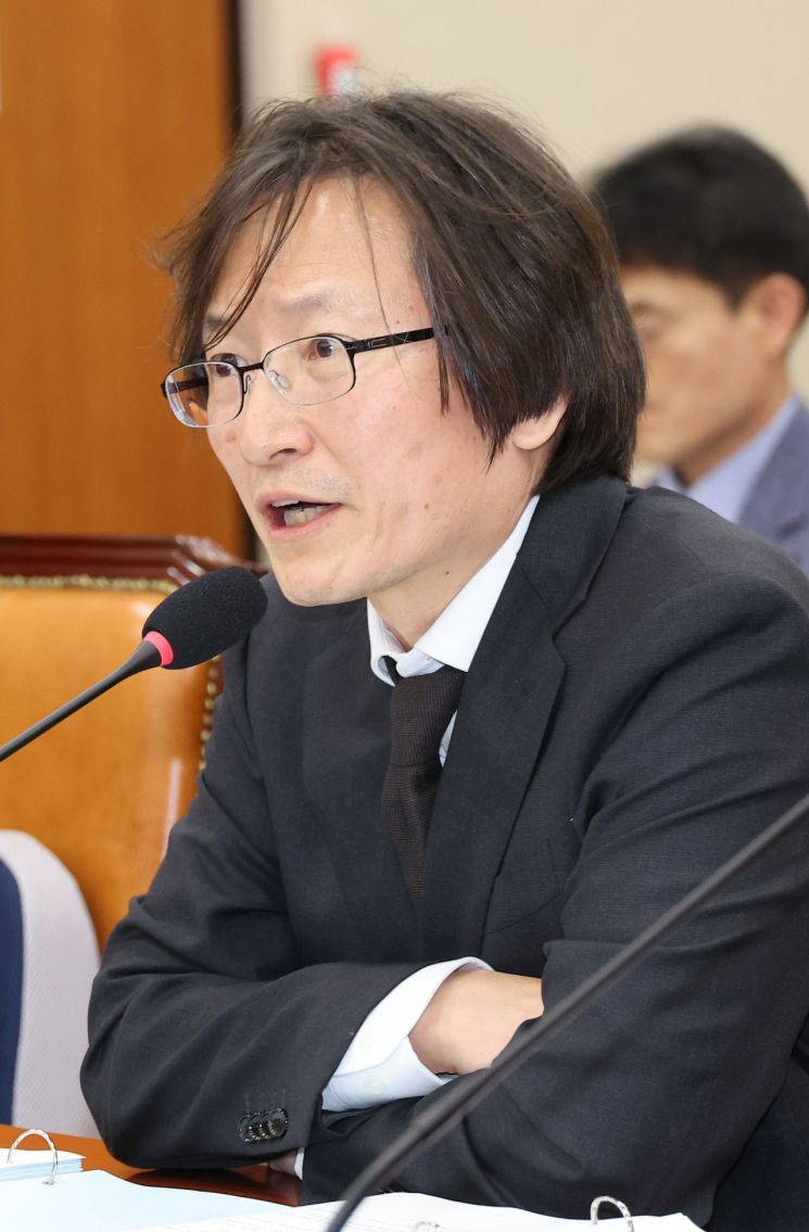 주병기 공정거래위원장 후보자가 5일 서울 여의도 국회 정무위원회에서 열린 인사청문회에서 의원 질의에 답변하고 있다.연합뉴스