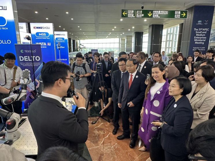 한성숙 중소벤처기업부 장관(앞줄 맨 오른쪽)을 비롯한 아시아태평양경제협의체(APEC) 중소기업 장관회의 대표단이 5일 제주 국제컨벤션센터(ICC) 3층에 마련된 국내 혁신기업 전시관을 둘러보고 있다. 이성민 기자