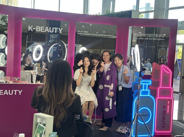 칠레 대표가 VIP 도슨트 투어가 끝난 이후 K뷰티 전시관 직원들과 기념사진을 찍고 있다. 이성민 기자