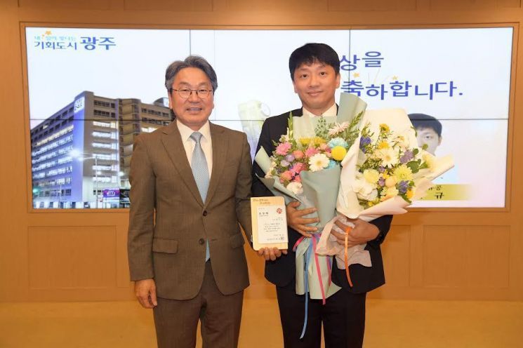 강기정 광주광역시장(왼쪽부터)과 최이규 쿠팡 물류정책팀 상무가 지난 3일 오전 광주시청에서 열린 유공자 표창 수여식에서 기념 촬영을 하고 있다. 쿠팡 제공