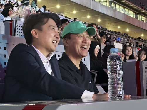 개혁신당 이준석 대선 후보(왼쪽)가 지난 4월 서울월드컵경기장에서 오세훈 서울시장과 서울스프링페스타 원더쇼 개막식을 관람하고 있다. 이준석 의원실