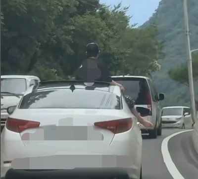 달리는 차량 선루프와 창문으로 상반신과 다리를 내밀고 가는 위험한 장면이 경기도 가평군 도로에서 포착됐다. 온라인 커뮤니티