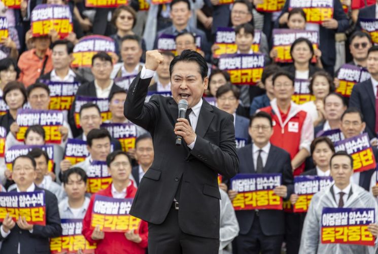 국민의힘 장동혁 대표가 4일 국회 본청 계단에서 열린 야당말살 정치탄압 특검수사 규탄대회에서 강력한 대 여당, 대 정부 투쟁을 선언하는 규탄 연설을 하고 있다. 연합뉴스