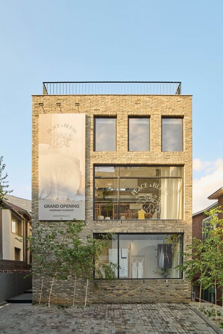 도심 속 천사가 머무는 곳 ‘피스앤블레스’ 한남 플래그십 오픈