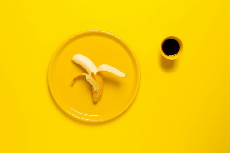 기사 이해를 돕기 위한 커피와 바나나 이미지. 펙셀스