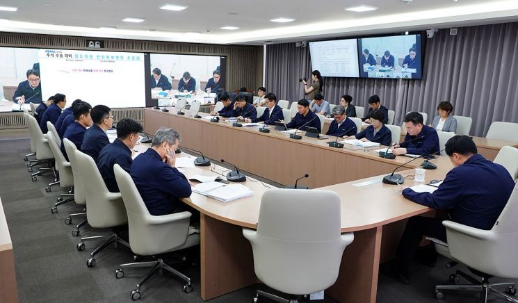정정래 코레일 사장직무대행(맨 오른쪽)이 5일 오전 대전사옥에서 열린 '추석 대수송 대비 철도차량 안전 관리 대책' 영상회의를 주재하고 있다. 코레일 제공