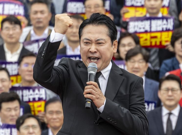 국민의힘 장동혁 대표가 4일 국회 본청 계단에서 열린 야당말살 정치탄압 특검수사 규탄대회에서 강력한 대 여당, 대 정부 투쟁을 선언하는 규탄 연설을 하고 있다. 연합뉴스