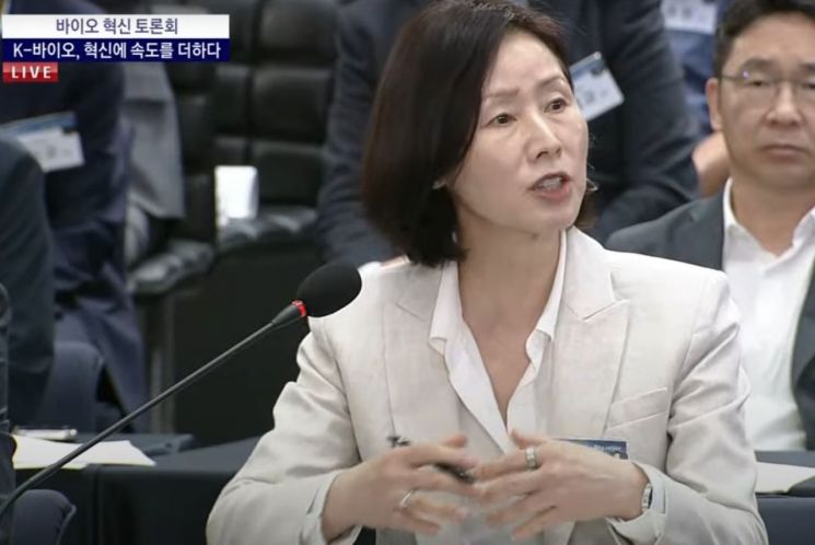 김경아 삼성바이오에피스 사장이 5일 인천 송도 컨벤션센터에서 열린 바이오 혁신 토론회에서 이재명 대통령에게 질의하고 있다. KTV 유튜브