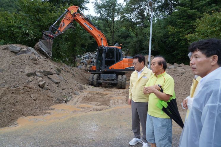 매화 신흥리 도로유실 현장. 울진군 제공