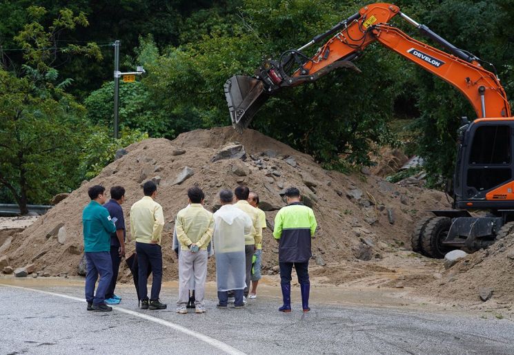 매화 신흥리 도로유실 현장. 울진군 제공