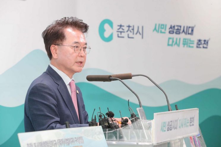 육동한 춘천시장이 5일 시청 브리핑룸에서 직접 브리핑을 열고 이번 공모사업에서 춘천이 최종 선정됐다고 공식 발표하고 있다. 춘천시 제공