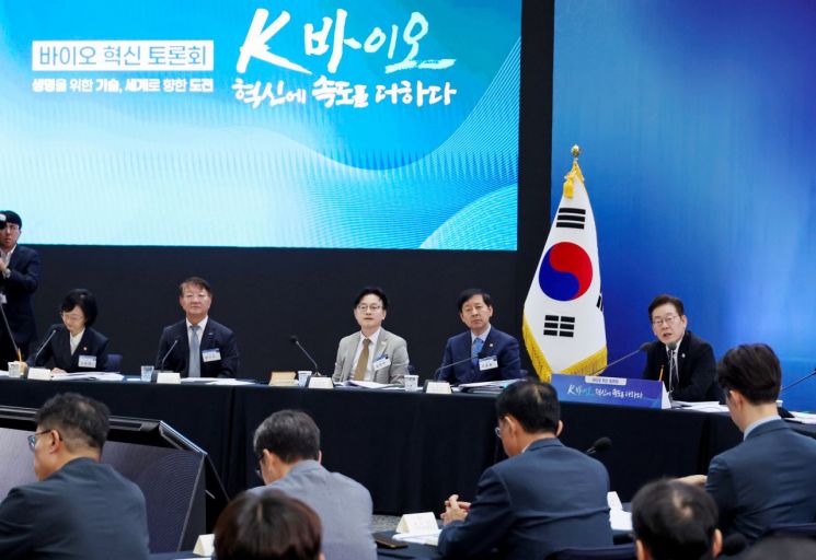 재명 대통령이 5일 인천 송도 컨벤시아에서 열린 바이오 혁신 토론회에서 발언하고 있다. 테이블 왼쪽부터 오유경 식약처장, 이상엽 국가바이오위원회 부위원장, 김정관 산업부 장관, 구윤철 경제부총리 겸 기재부 장관, 이재명 대통령. 연합뉴스