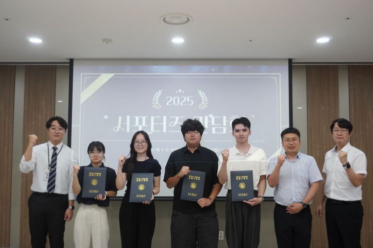 신라대 RISE 사업단 김동현 팀원(왼쪽부터), 명예기자단 김선우 학생, 이현교 학생, 박주영 학생, 응우옌민토이 학생, 황인주 RISE 사업단장, 손민구 RISE 사업단 행정팀장.