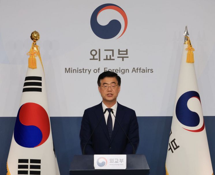 외교부 이재웅 대변인이 5일 서울 외교부 청사에서 미국 당국의 한국 기업 공장 단속에 대해 브리핑하고 있다. 이 대변인은 "미국의 법 집행 과정에서 우리 투자업체의 경제활동과 우리 국민의 권익이 부당하게 침해되어서는 안 될 것"이라고 말했다. 2025.9.5 연합뉴스