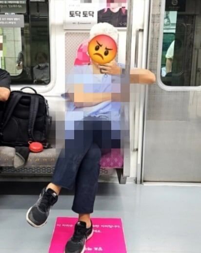 수술복 입고 지하철 임산부 배려석에 앉은 남성. 의사커뮤니티 캡처