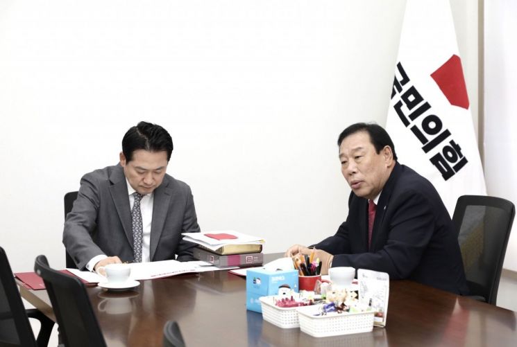 장동혁(좌) 국민의힘 당대표와 최민호 세종시장이 대화를 나누고 있다. /사진= 기획조정실 제공