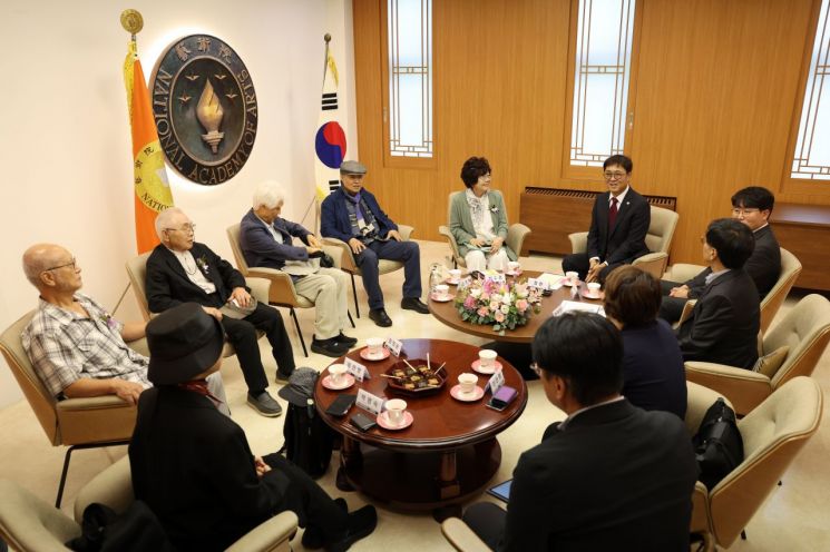 최휘영 문화체육관광부 장관이 5일 서울 서초구 대한민국예술원에서 신수정 대한민국예술원 회장을 비롯한 회장단을 만나 환담을 나누고 있다.   [사진 제공= 문화체육관광부]