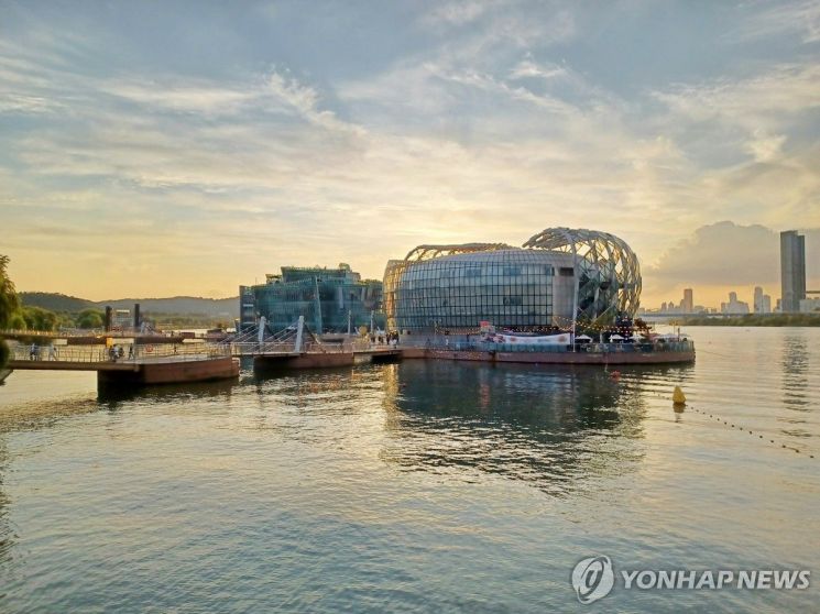 "여성 스스로 한강 들어가"…경찰, 세빛섬 수색 중