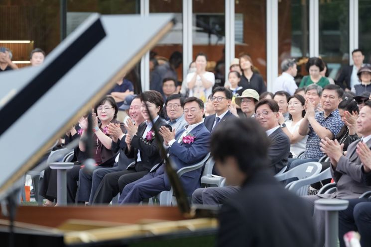 신상진 성남시장과 개관식 참석자들이 뮤직홀 개관 축하 공연을 감상하고 있다. 성남시 제공