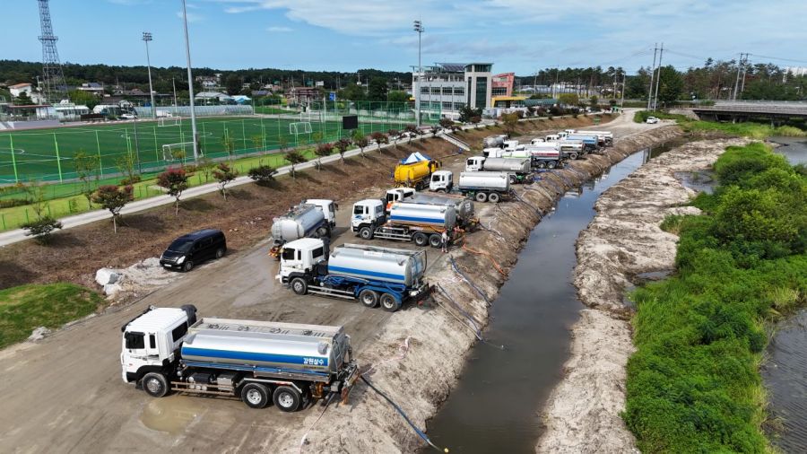 On the afternoon of the 2nd, water spraying trucks that came from all over the country to provide support are drawing water from a stream on the outskirts of Gangneung City, Gangwon Province, to be supplied to Obong Reservoir. Photo by Yonhap News