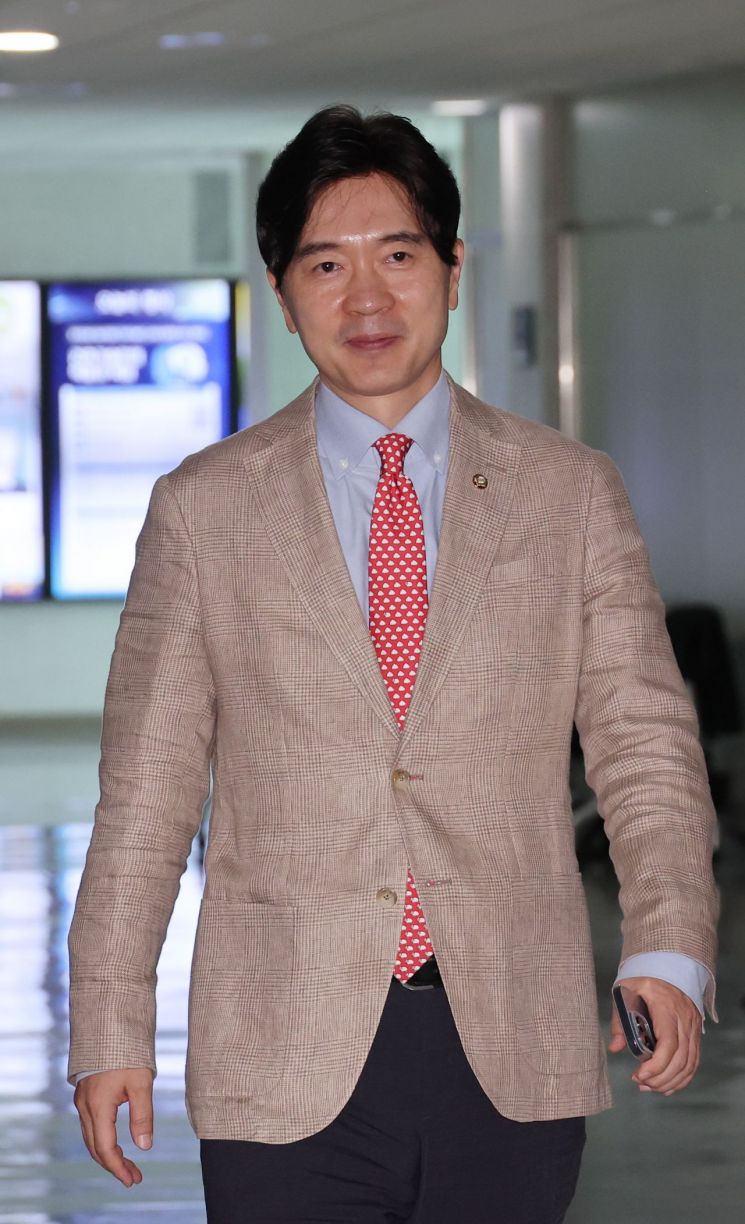 박성훈 국민의힘 수석대변인이 서울 여의도 국회 의원회관에 들어가고 있다. 연합뉴스