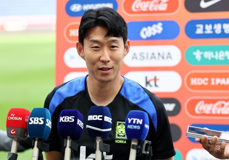 한국 축구 국가대표 손흥민이 5일(현지시간) 미국 뉴저지주 해리슨 스포츠일러스트레이티드 스타디움에서 열린 기자회견에서 취재진 질문에 답하고 있다. 연합뉴스