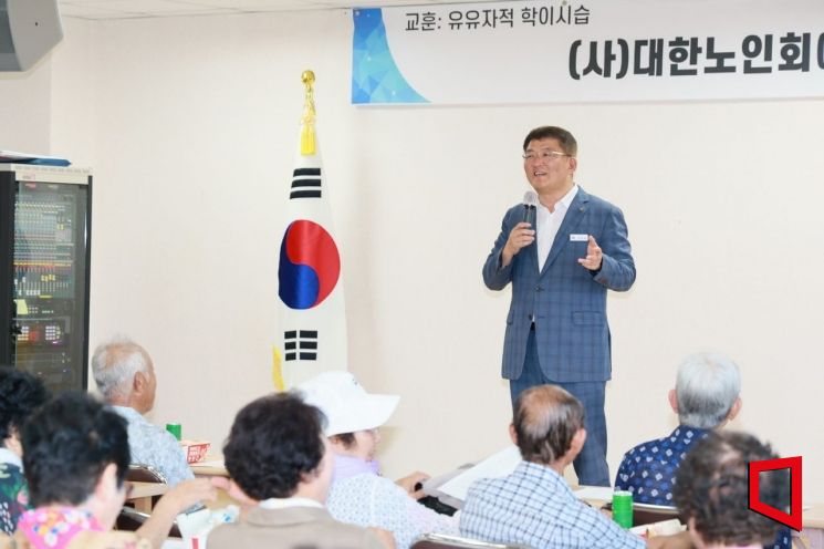 김학동 예천군수가 예천 노인대학에서 특강을 하고 있다.