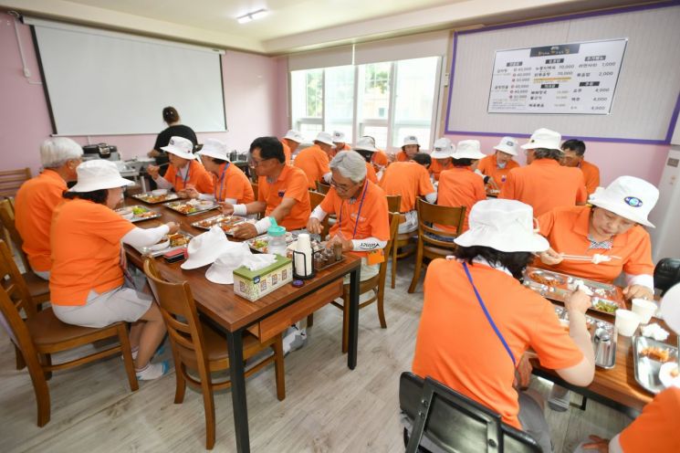 Players participating in the 2025 Hwacheon Sancheoneo National Park Golf Festival are having a meal. Courtesy of Hwacheon County