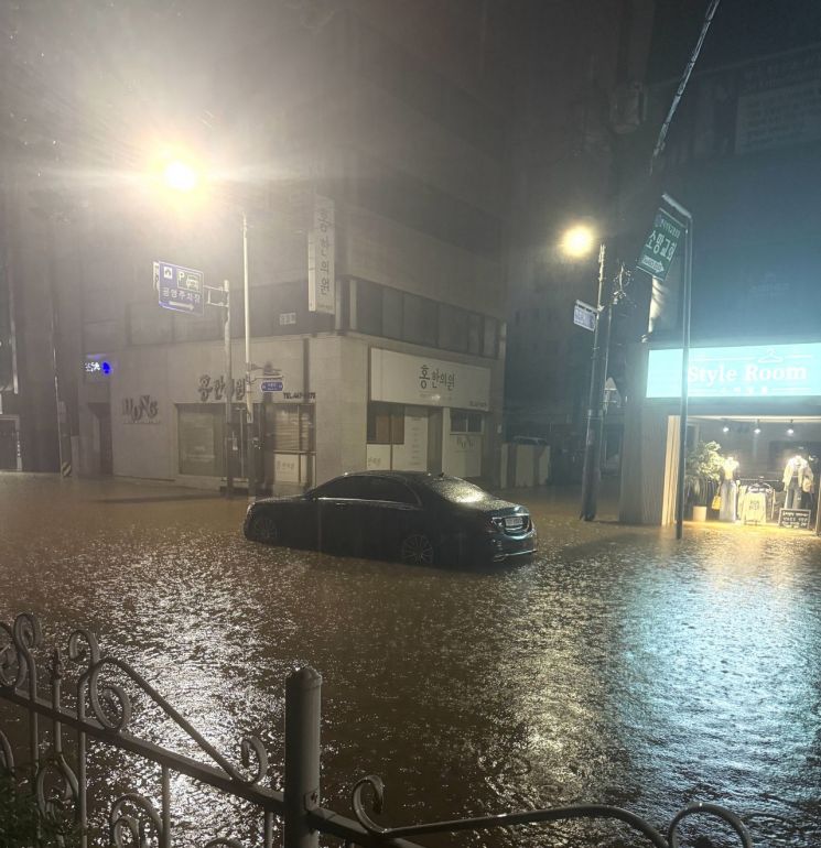 7일 전북 군산에 시간당 150㎜ 이상의 강한 비가 내리면서 나운동 일대 상가가 침수됐다. 독자 제공·연합뉴스