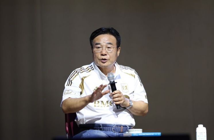 Lee Byunghun Holds Book Launch Talk Concert and Presents Vision for Gwangju