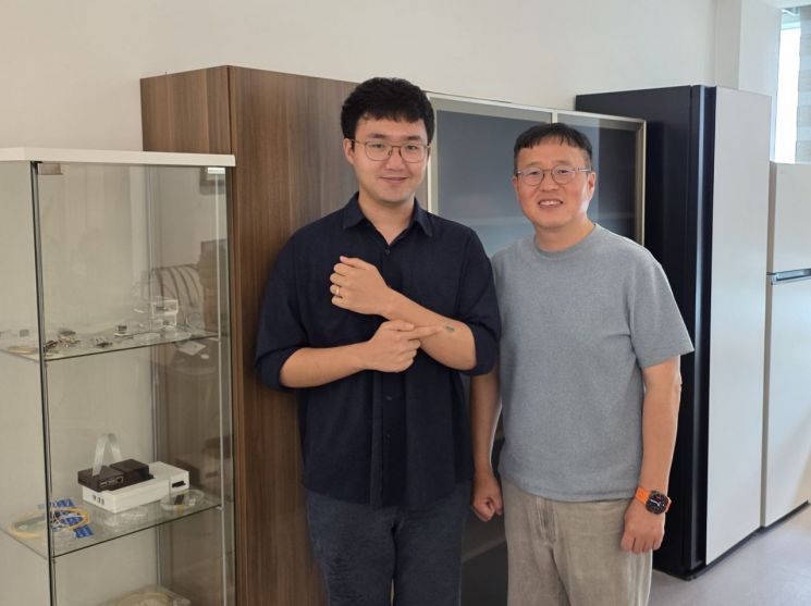 (왼쪽부터) 바이오 및 뇌 공학과 전재훈 박사과정, 정기훈 교수. KAIST 제공