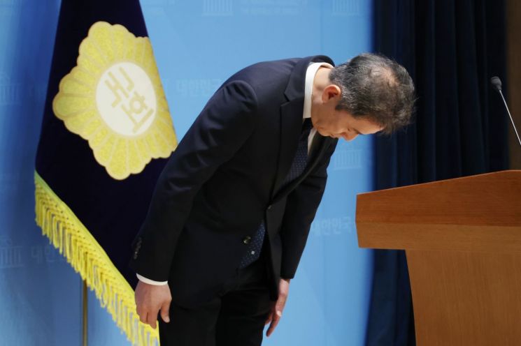 황현선 조국혁신당 사무총장이 7일 서울 여의도 국회 소통관에서 당내 성 비위 사건에 대해 사과하고 사퇴 의사를 밝힌 뒤 인사하고 있다. 연합뉴스