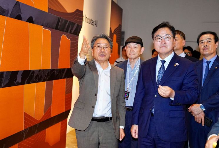 우원식 국회의장, 광주디자인비엔날레 관람