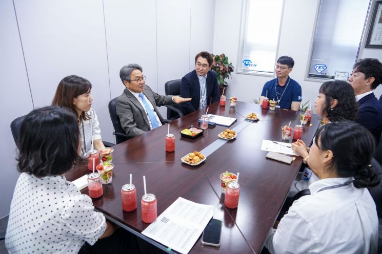 Kang Kijeong, mayor of Gwangju, visited Gwangun Business Co., Ltd. in Dong-gu on the morning of the 2nd and spoke with employees benefiting from the "10 AM Work Start Policy for Parents of Elementary School Students." Photo by Gwangju City